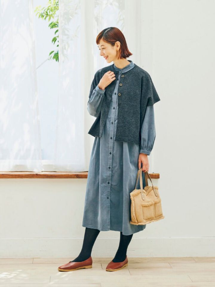 ポンチョベスト¥1,969、ワンピース¥2,420、バッグ¥1,969（ともにシーズン リーズン バイ リン アンド レッド／しまむら） タイツ、靴（しまむら参考商品）