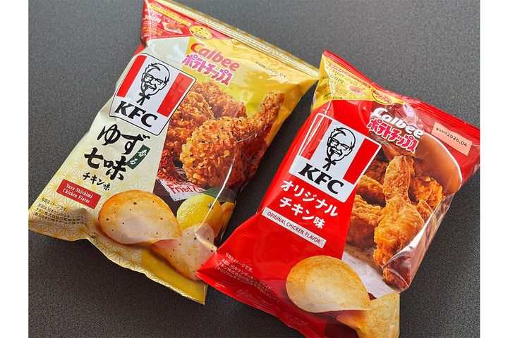 （写真左から）「KFC 香るゆず七味チキン味」「ポテトチップス KFC オリジナルチキン味」／各オープン価格