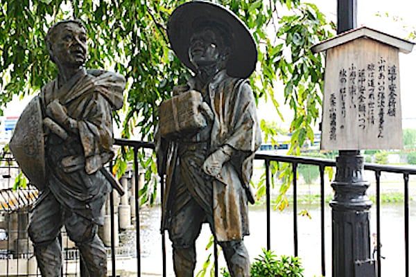 京都市の三条大橋の西のたもとにある弥次郎兵衛と喜多八の像、彼らは同時代の旅人の多くがそうであったように、伊勢神宮に参拝後江戸には戻らず、西へ足を延ばした。