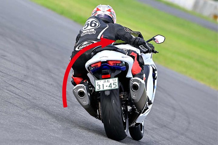 コーナリングのフォームのまま車体だけ起こす動作が効果的