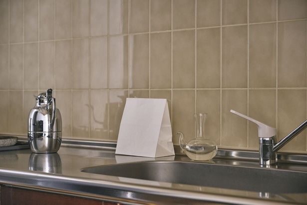 透明の瓶は洗剤入れ。白い袋は生ごみ入れとして使用 （C）深尾 双葉／KADOKAWA