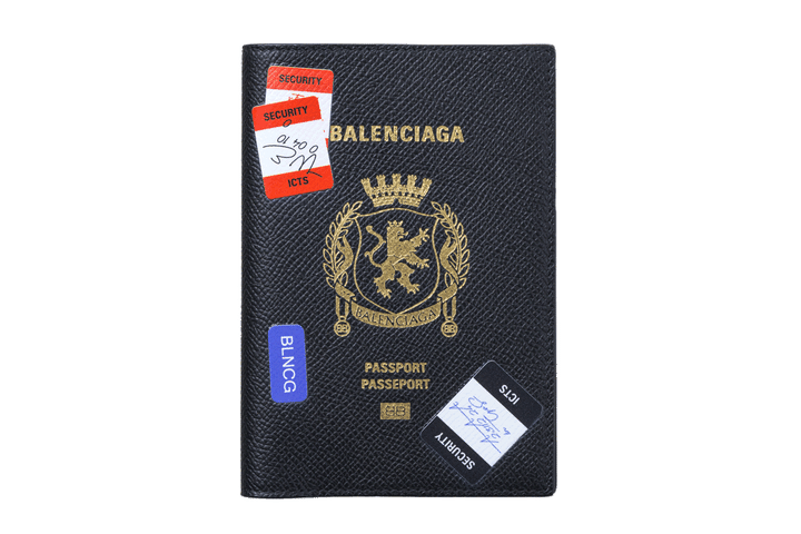 〈バレンシアガ〉のパスポートケース