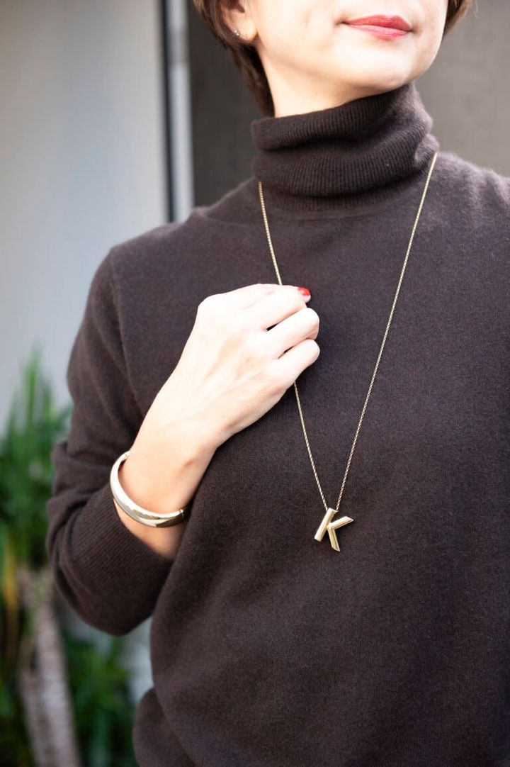 「イシス」のイニシャルペンダント、「ZARA」のバングル