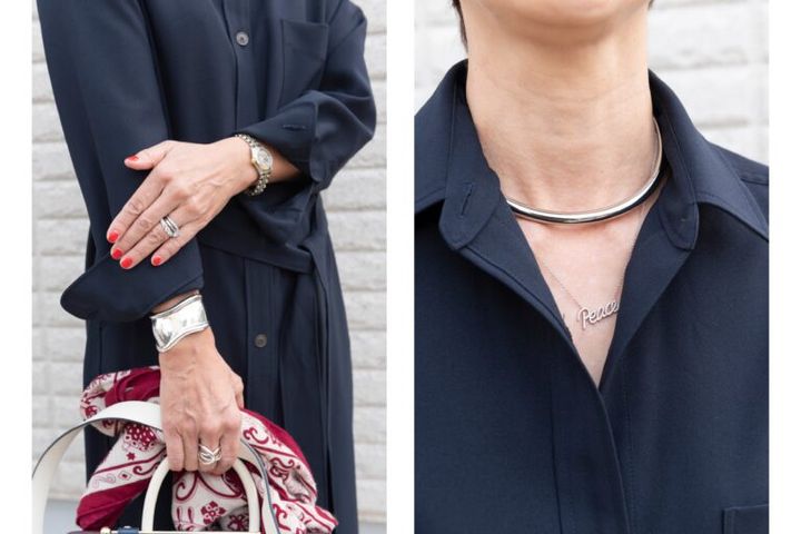 「チエコプラス」のリング（右手のリング）、「プラスオトハ」のチョーカー