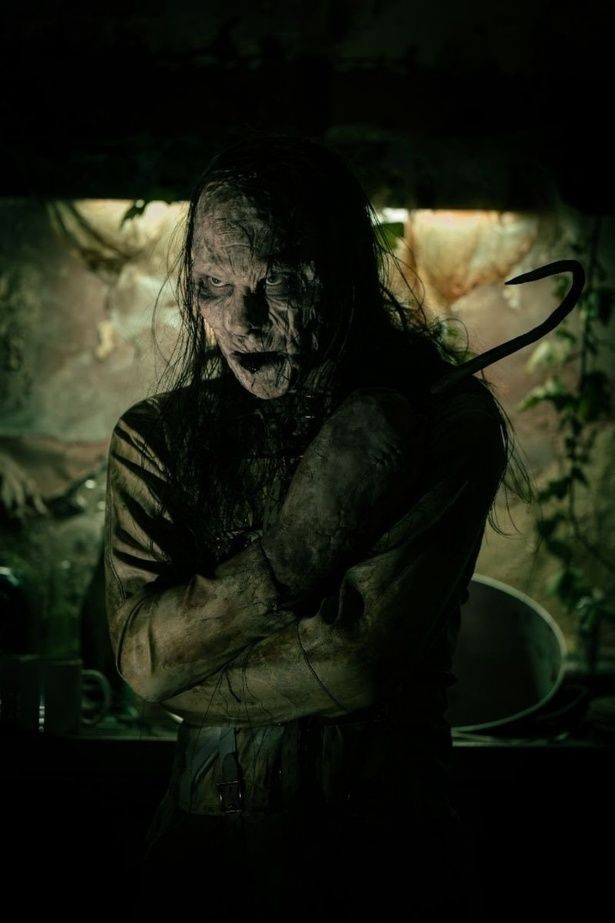 手がフックになった青年が特に脈絡なく登場するのもご愛嬌！(『ネバーランド・ナイトメア』) [c] 2025 ITN Distribution, Inc. All Rights Reserved.