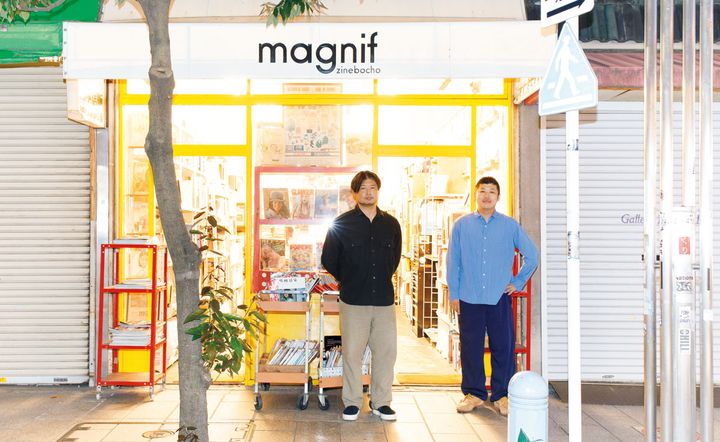 magnifの店前に立つ中武康法（左）、山下丸郎（右）
