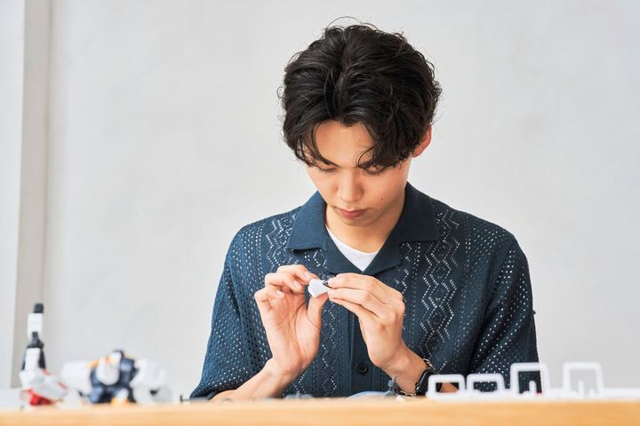 ガンプラを組み立てるsmartモデルの平山くん