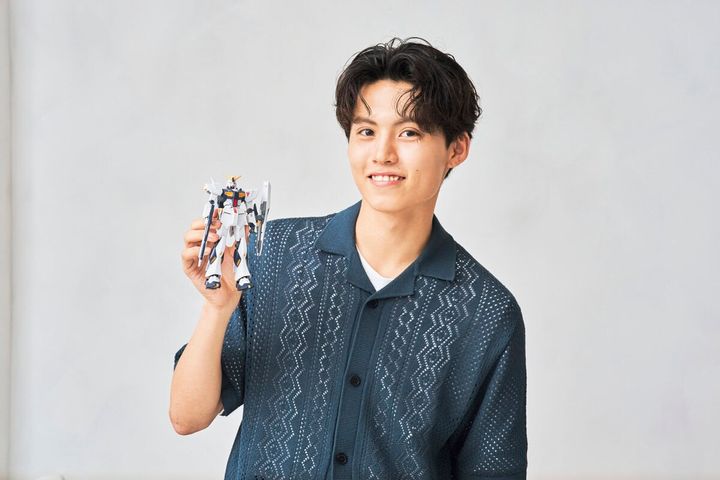 完成したガンプラをとsmartモデル平山くん