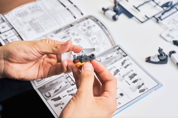 ガンプラを組み立てていく