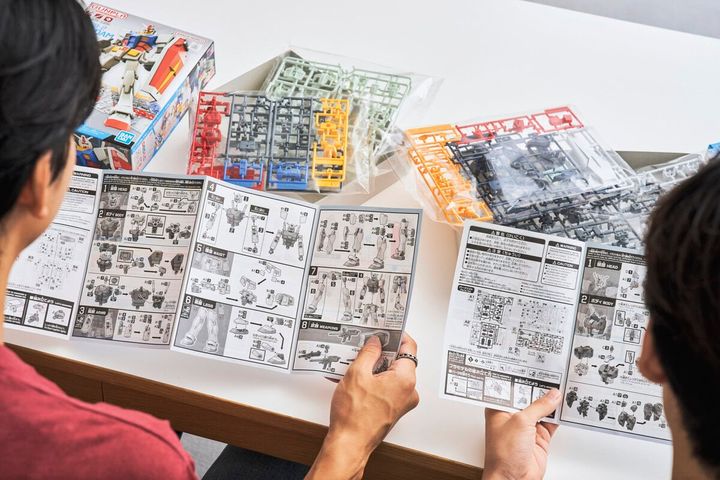 説明書を熟読。図解されている記号・ナンバーのパーツをランナーから探し、パーツを外すところから始まる。