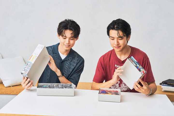 ガンプラを作ってみよう！ぎっちりと詰まっているランナーに興味津々のsmartモデルの2人