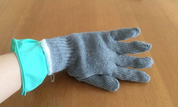 『ゴム手袋』穴があいても捨てないで！まさかの輪切りにしても大活躍！？驚くほど使える再利用アイデア♪