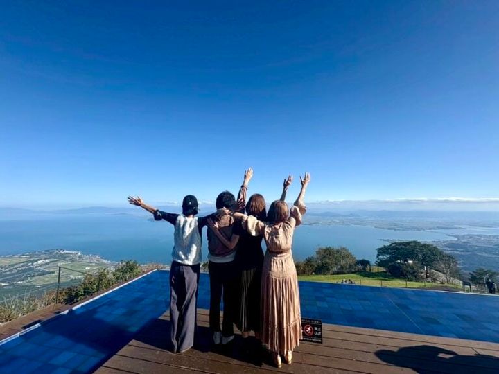 琵琶湖の前で記念撮影