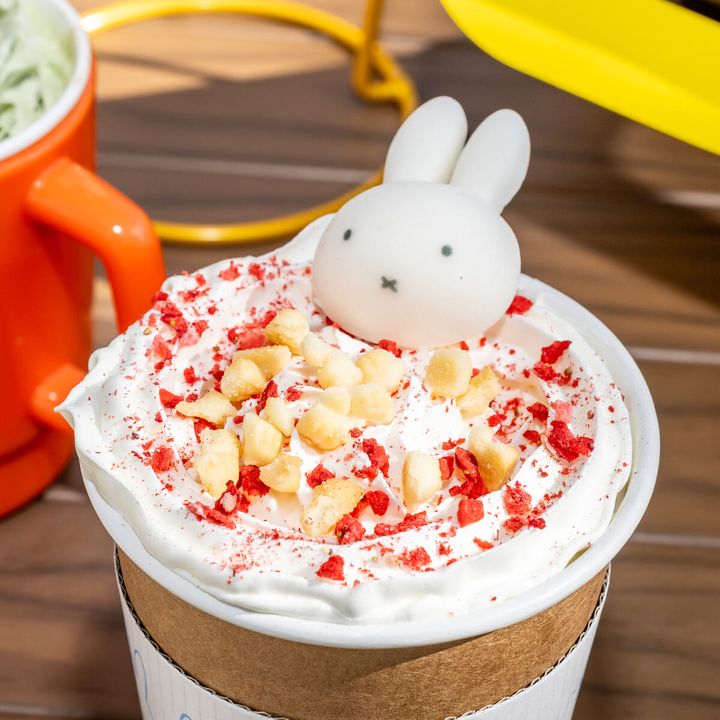 ハウステンボス／エブリデイ・セレブレーションキッチン「ミッフィーのセレブレーションいちごラテ」