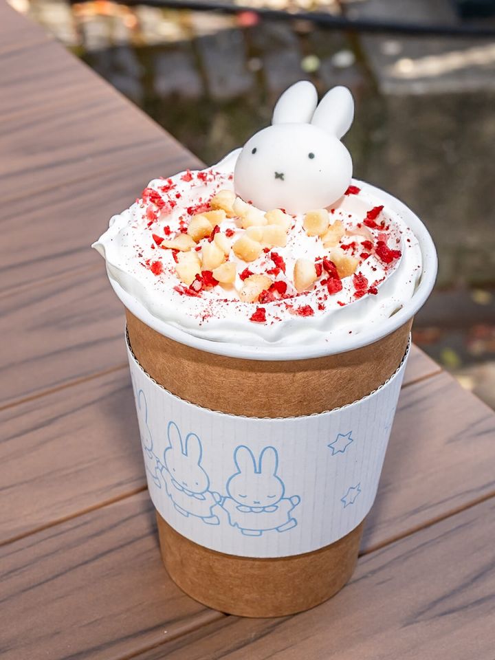 ミッフィーのセレブレーションいちごラテ 全体