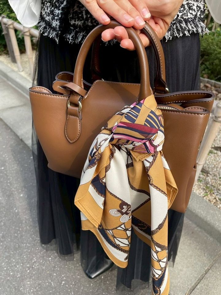 『NATURAL BEAUTY BASIC』のバッグとスカーフ