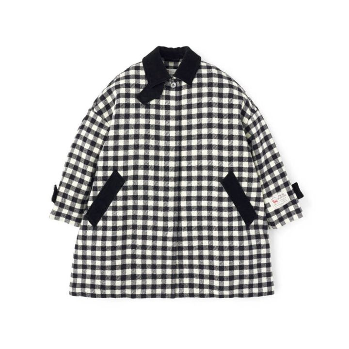 子どもっぽくなりがちなギンガム柄もモノトーンなら大人の可愛げに昇華。コート7万5900円（トラディショナル ウェザーウェア／トラディショナル ウェザーウェア 渋谷店）
