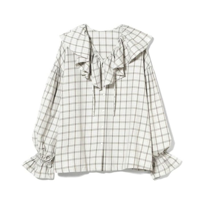 白ベースに大ぶりフリルでトレンド感満載の甘めブラウス。秋色パンツに合わせればこなれコーデの完成。ブラウス1万6940円（ビームス ボーイ／ビームス ボーイ 原宿）