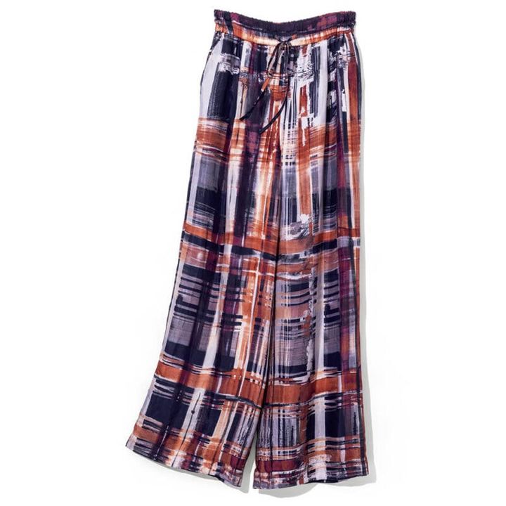 パンツ全面に大きくプリントされたトリコロールカラーのチェック柄。これだけでお洒落に見えちゃうお得なイージータイプ。パンツ3万9600円（サクラ／インターリブ）