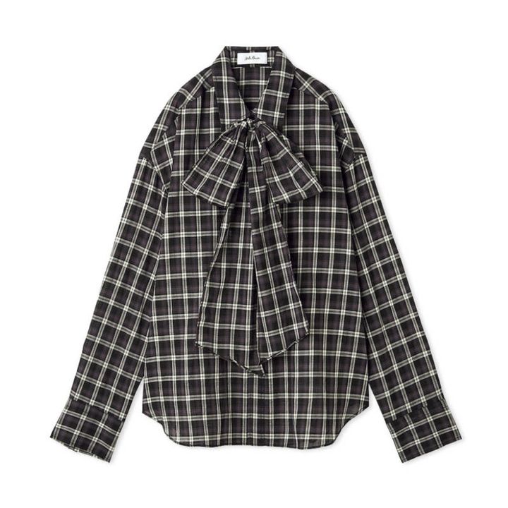 大ぶりリボンがインパクト大だけど、シックなチェック柄でいい塩梅に。シンプルパンツにON。ブラウス1万2980円（ミラ オーウェン／ミラ オーウェン ルミネ新宿2店）