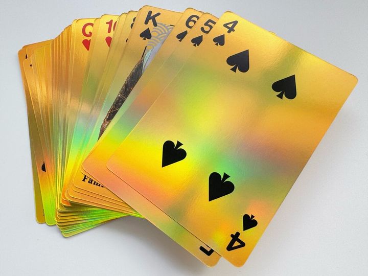 トランプは全てピカピカのゴールドで、なにやらある数字にだけデザインが入ってるぞ……？