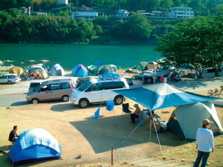 名車哲学を継ぐ無骨デザインが映える！A4サイズのコンパクトで優秀すぎる焚き火台とは？