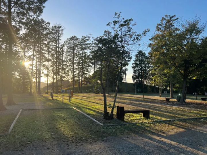 名車哲学を継ぐ無骨デザインが映える！A4サイズのコンパクトで優秀すぎる焚き火台とは？