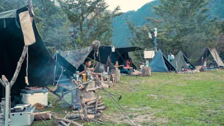 名車哲学を継ぐ無骨デザインが映える！A4サイズのコンパクトで優秀すぎる焚き火台とは？