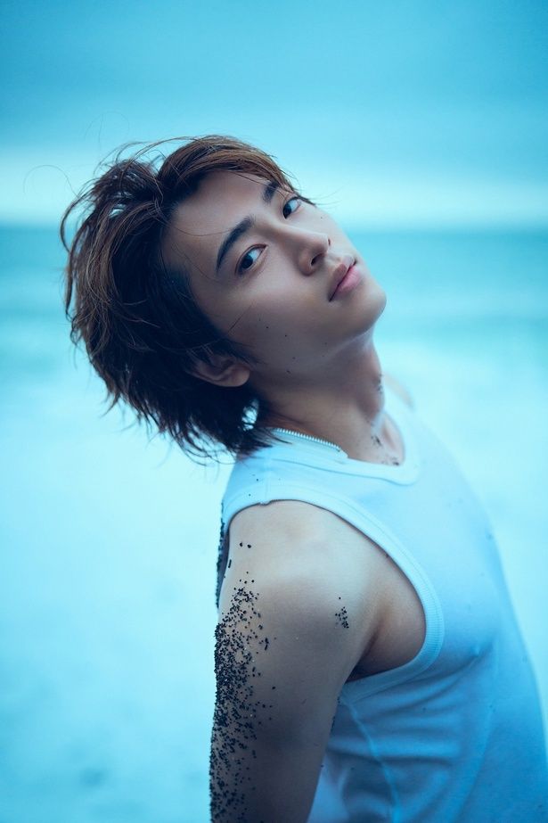 【写真】「100点の出来栄え」と語る写真集から、庄司浩平さんの魅力あふれる1枚 (C)KADOKWA/写真：神藤剛