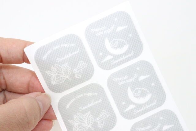 ダイソーの枕に貼るアロマシール（白檀、18枚）の絵柄