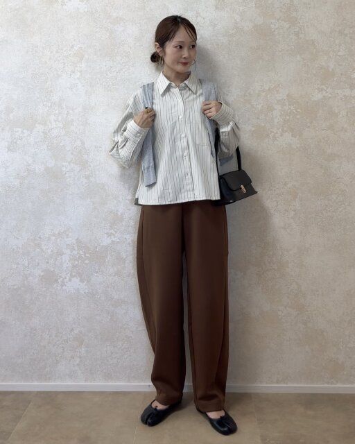 着回しコーデ②ストライプシャツに肩がけカーデで大人の余裕カジュアル