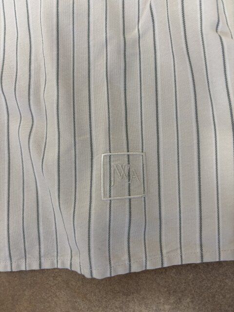 前裾にJW ANDERSONのロゴ刺繍入り