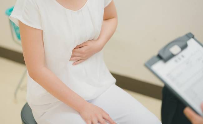 病院を受診する女性のイメージ