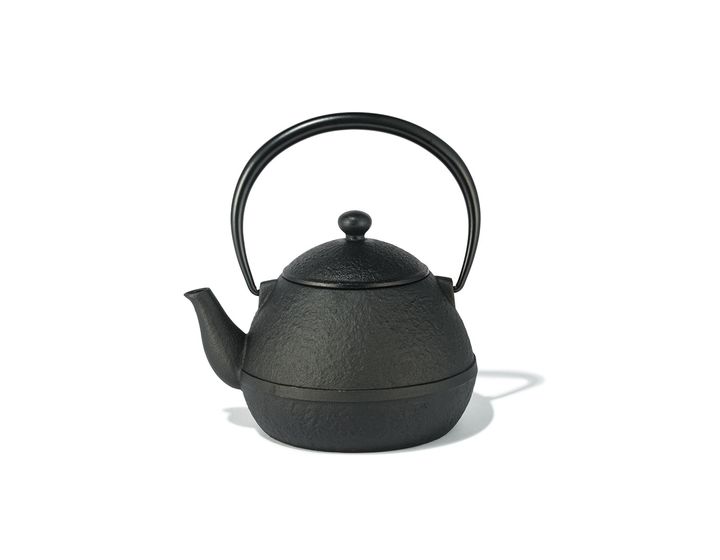 卵のようなフォルムが愛らしいコンパクトな鉄瓶