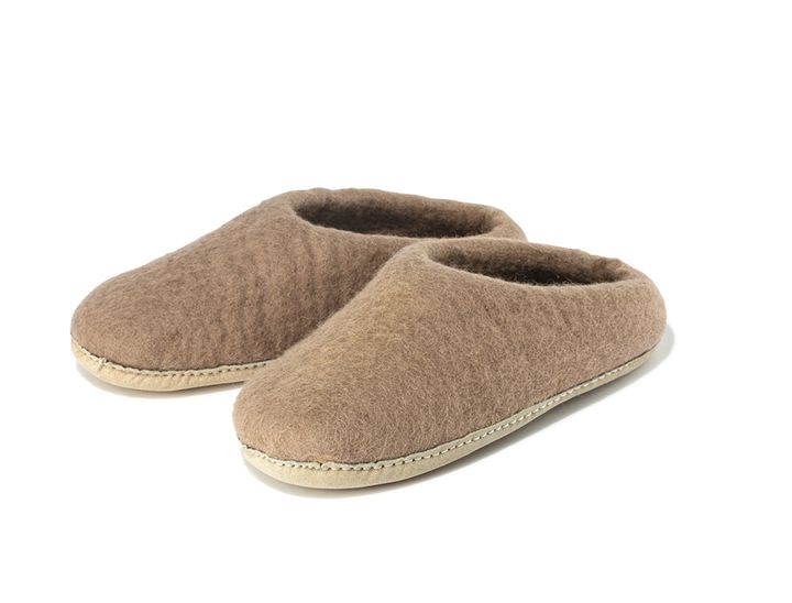 天然の羊毛を使い、一つずつハンドメイドされたルームシューズ