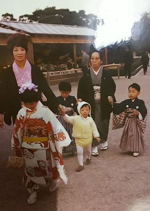 七五三で伊勢神宮にお参りする7歳の浩子さん（手前）、母、祖母、弟たち