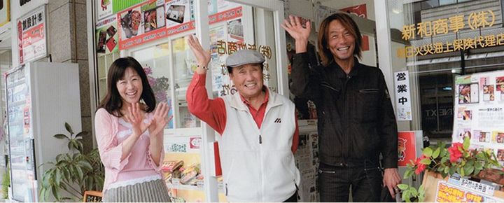 改装前のあら竹本店前で、父の日出男さん（中央）、弟（四男）正さん（右）と