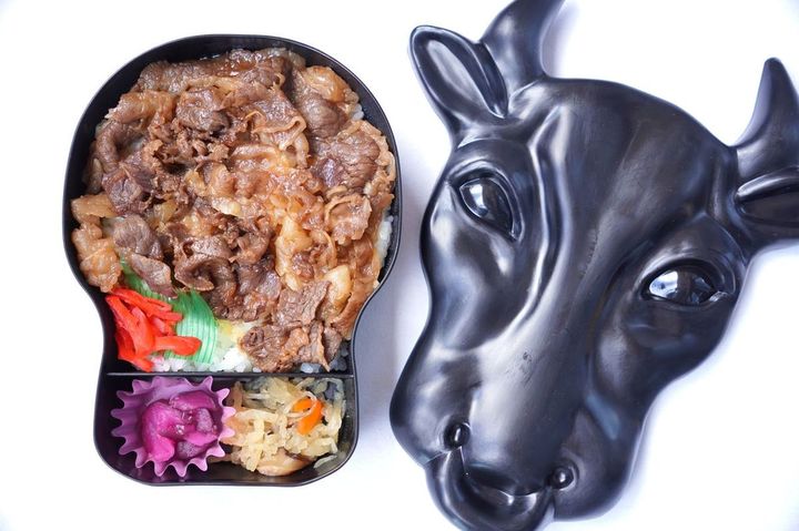 ふたを開けると「ふるさと」のメロディーが流れる「モー太郎弁当」