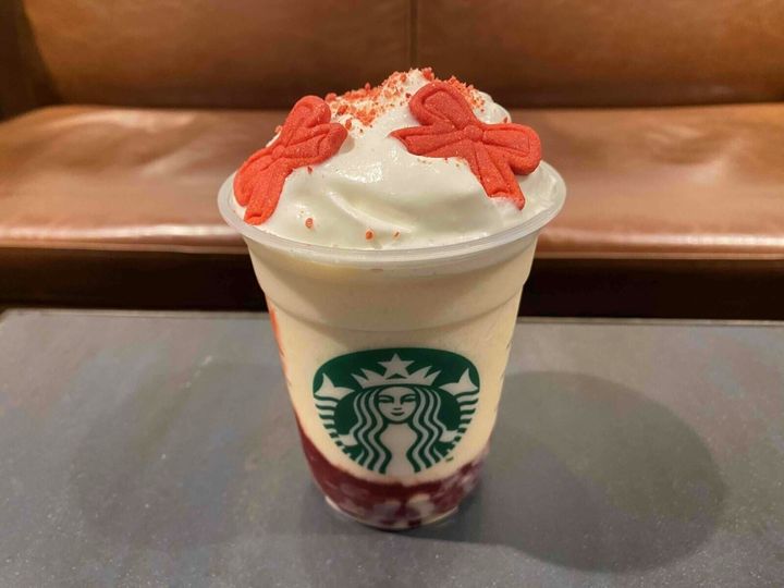 今冬のスタバホリデーシーズンは、真っ赤ないちごと真っ白のクリームのコントラストがハッピーなクリスマスを連想させる華やかなフラペチーノ。どんなお味なのか、早速実食しました！