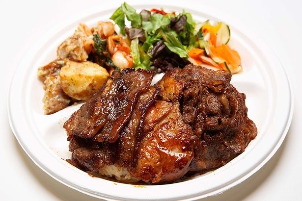 国内一番人気メニューの「ヤミースペシャル」(1880円)。写真奥のベジタブルは好みに応じてカスタム可能