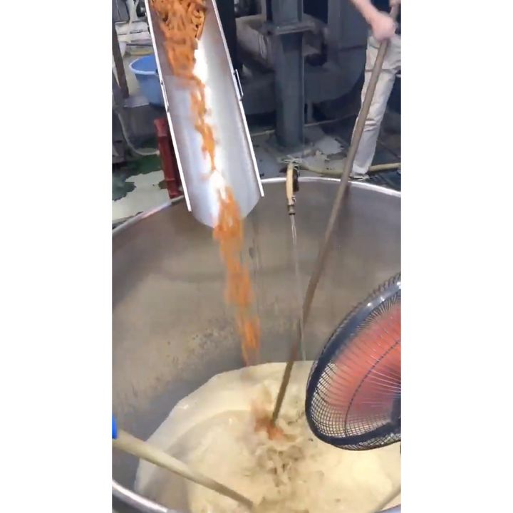 蒸した芋を粉砕する機械