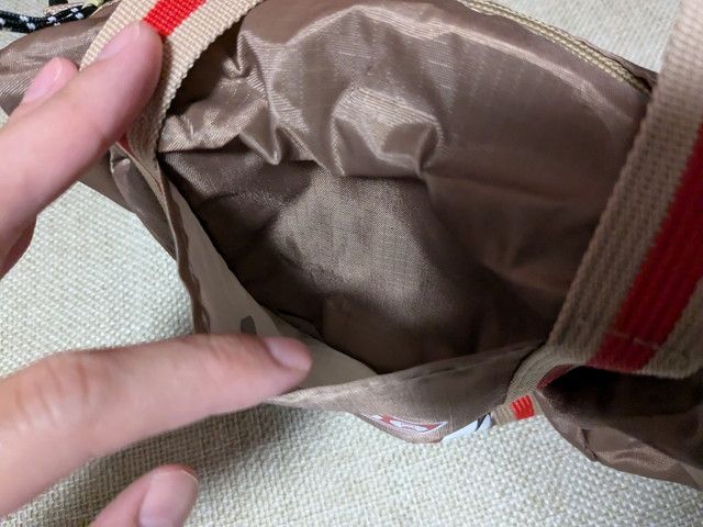 外ポケットに手を入れて使い勝手を確認している様子