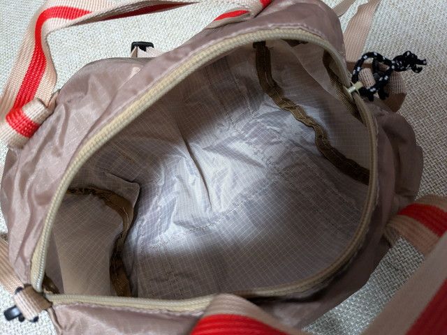 ポシェットの内側（リップストップ風の裏地と広めの間口）