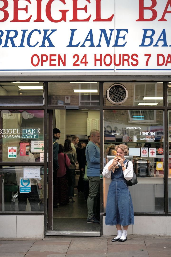 デニムのジャンパースカートがかわいい！バレーシューズに白いソックスを合わせてガーリーな雰囲気満載で