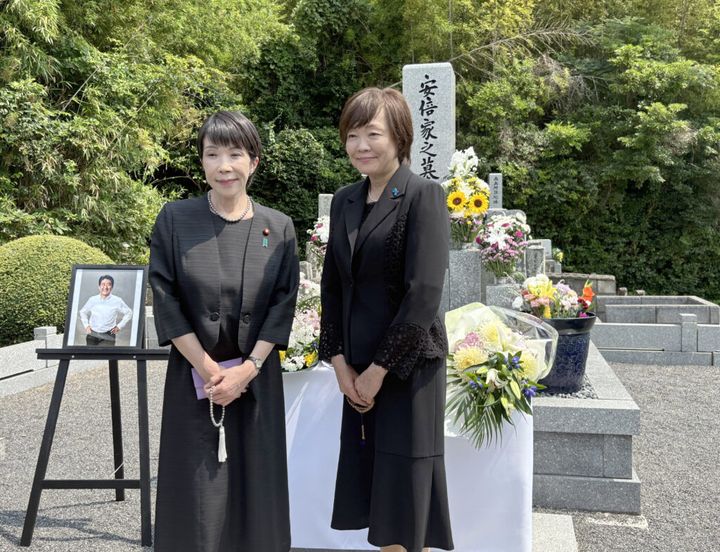 安倍昭恵さんのXが、またしてもSNSを騒がせています。今回ツーショットを披露したのは、オレンジのニット帽と顎髭がトレードマークの都市伝説系YouTuber「おみそん」さん。