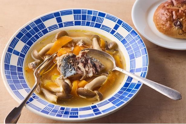 さば缶ときのこのガーリックコンソメスープ （C）まるみキッチン／KADOKAWA