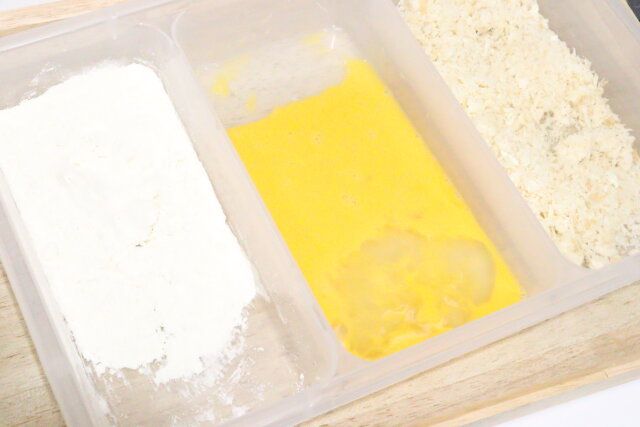 キャンドゥの揚げ物らくトレーに小麦粉と卵液とパン粉を入れる