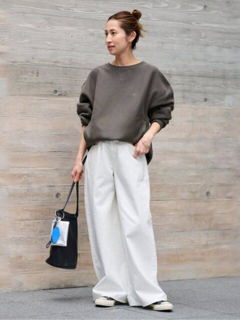 2025冬女性おすすめスウェット白デニムコーデ