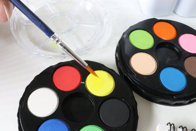 ダイソー 持ち運べる絵の具（12色セット） セット内容