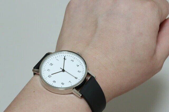 無印の廃盤モデルにそっくりなダイソーのシンプルデザインウォッチ